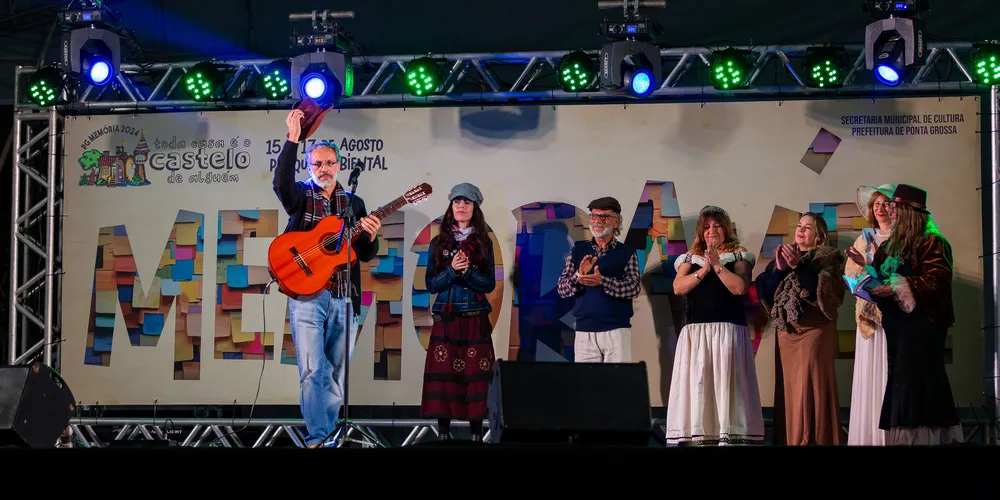 Apresentação dos acadêmicos da APLA em parceria com os trovadores da UBT.