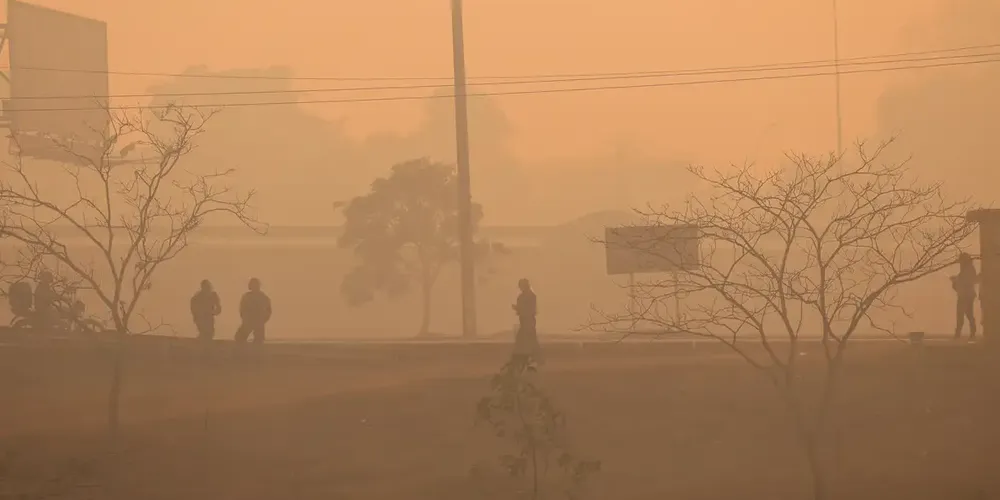 Nuvens de fumaça se espalham pelo país, alterando paisagens