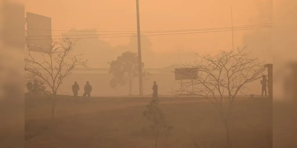 Nuvens de fumaça se espalham pelo país, alterando paisagens