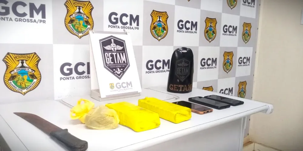 Facão, drogas e objetos foram encaminhados à delegacia do Município