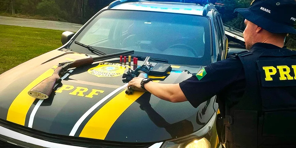 Duas espingardas, calibre 24 e 20 foram apreendidas pela polícia