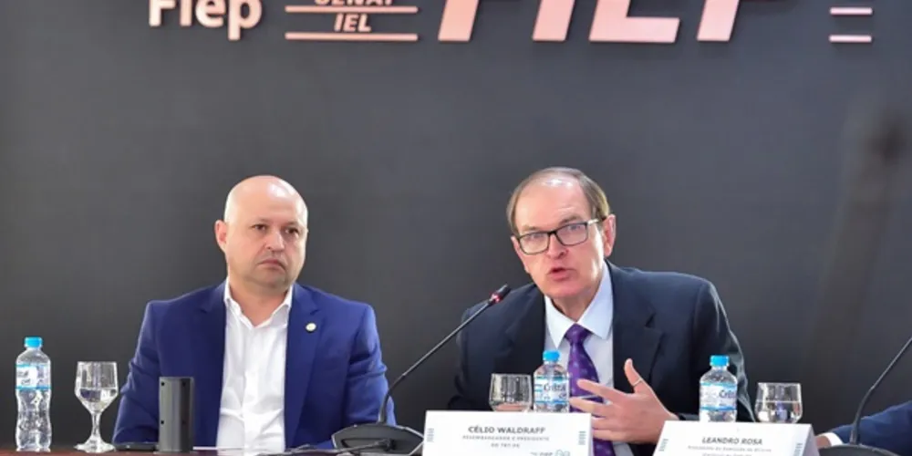 O presidente da Fiep, Edson Vasconcelos, acompanha a fala do presidente do
TRT-PR, desembagador Célio Waldraff, no debate sobre assédio eleitoral