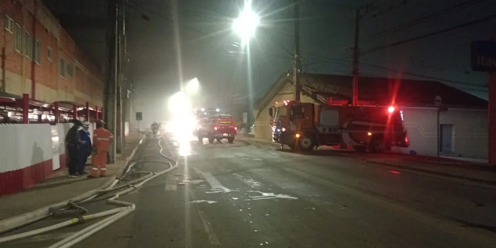 Incêndio começou na madrugada desta quinta-feira (01)