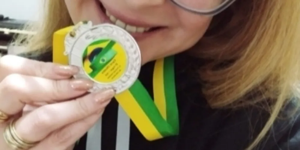 Carol ganhou a medalha de melhor poema.