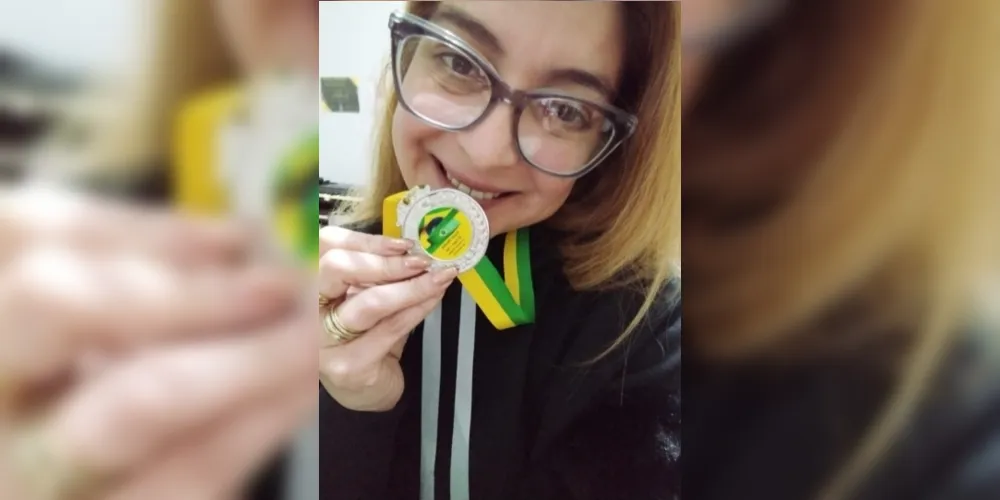 Carol ganhou a medalha de melhor poema.