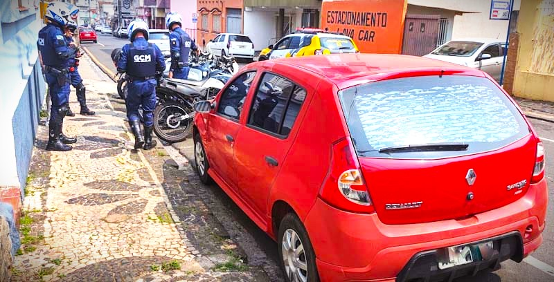 Veículo foi localizado na rua Tenente Hinon Silva