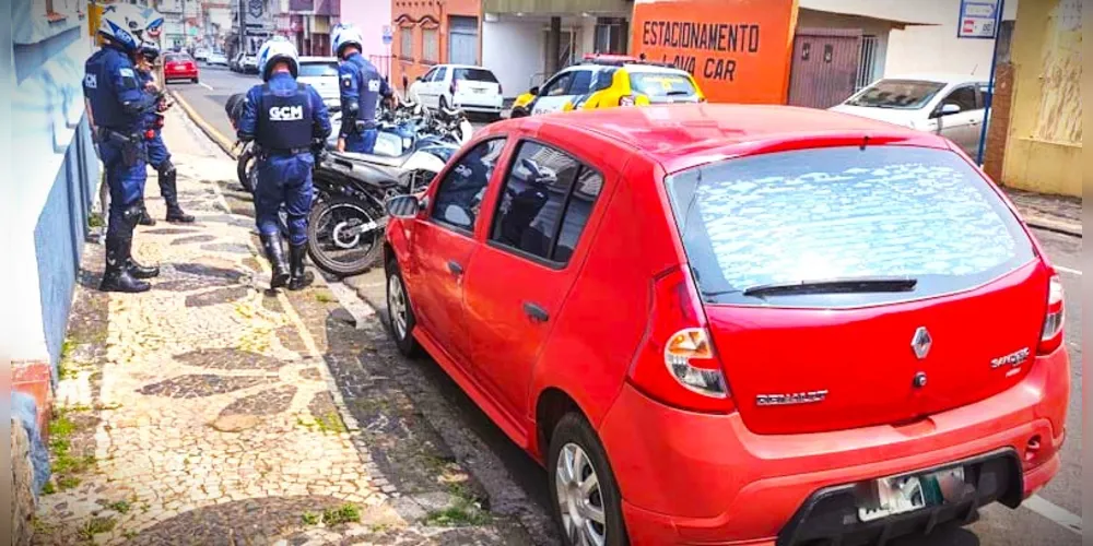 Veículo foi localizado na rua Tenente Hinon Silva