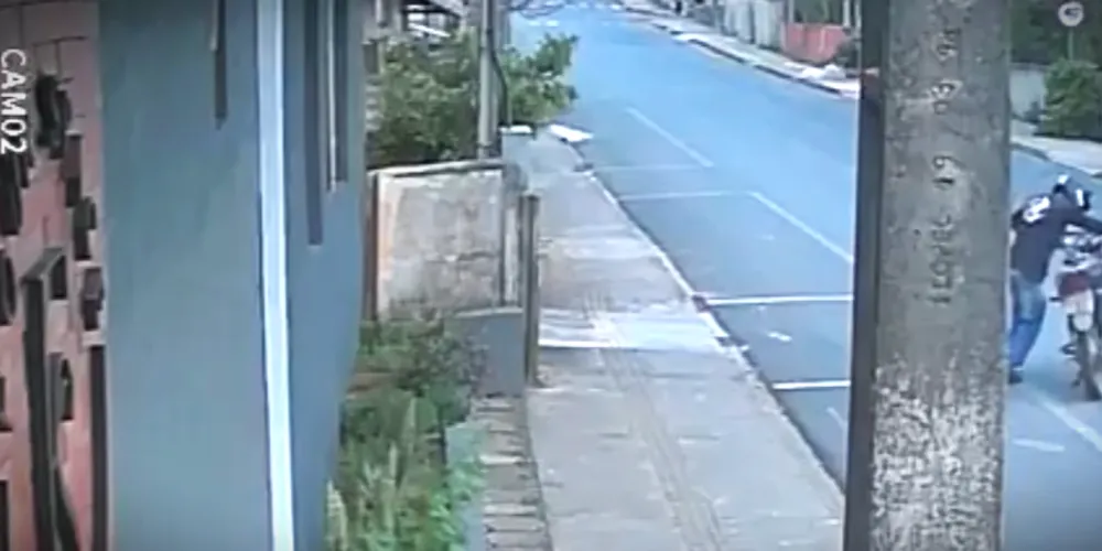Vídeo mostra o momento do furto da motocicleta