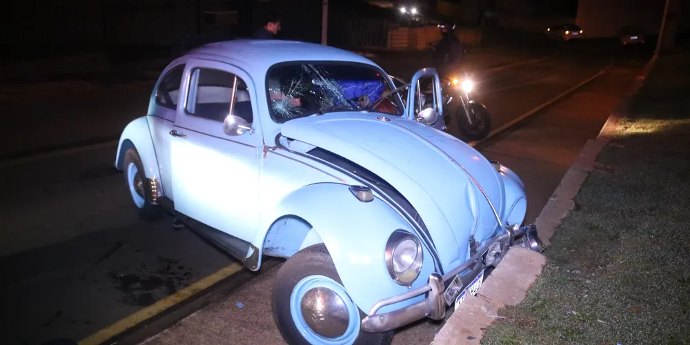 Veículo colidiu contra uma mureta na rua Sabiá, em Ponta Grossa