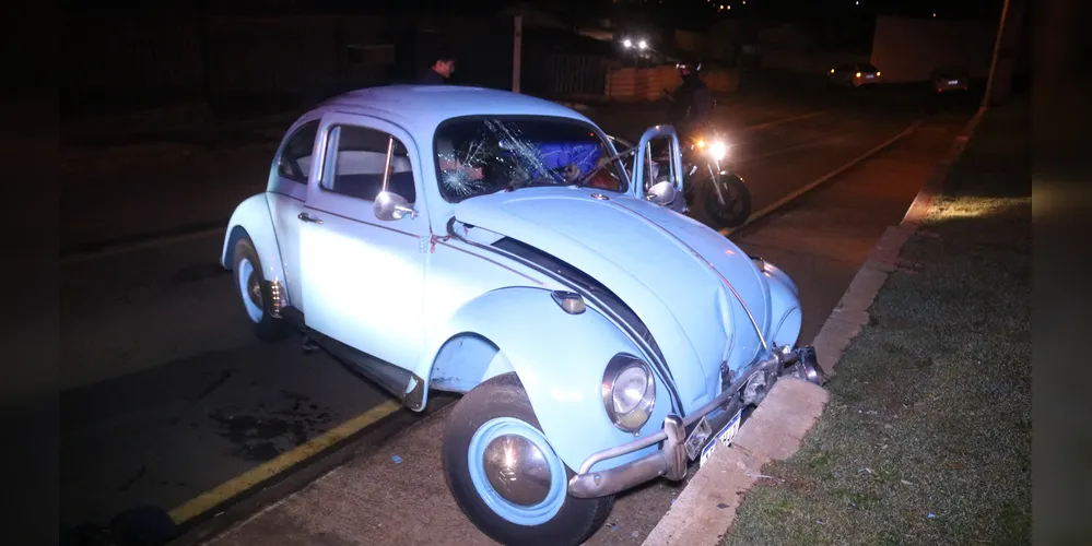 Veículo colidiu contra uma mureta na rua Sabiá, em Ponta Grossa