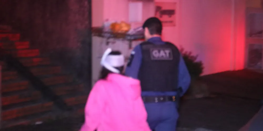 Marido quebra porta e agride mulher a paulada no Jardim Carvalho