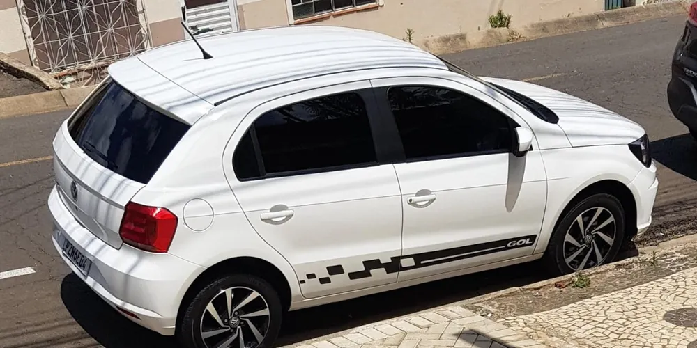 VW Gol de cor branca, com placas PZM-6E04