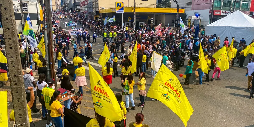 Mobilização reuniu cerca de 120 pessoas em frente à Estação Arte, em Ponta Grossa