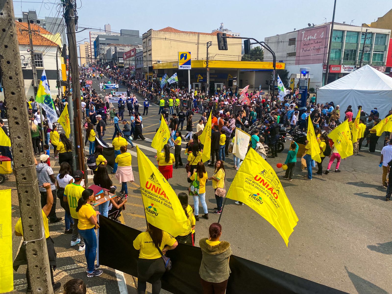 Mobilização reuniu cerca de 120 pessoas em frente à Estação Arte, em Ponta Grossa