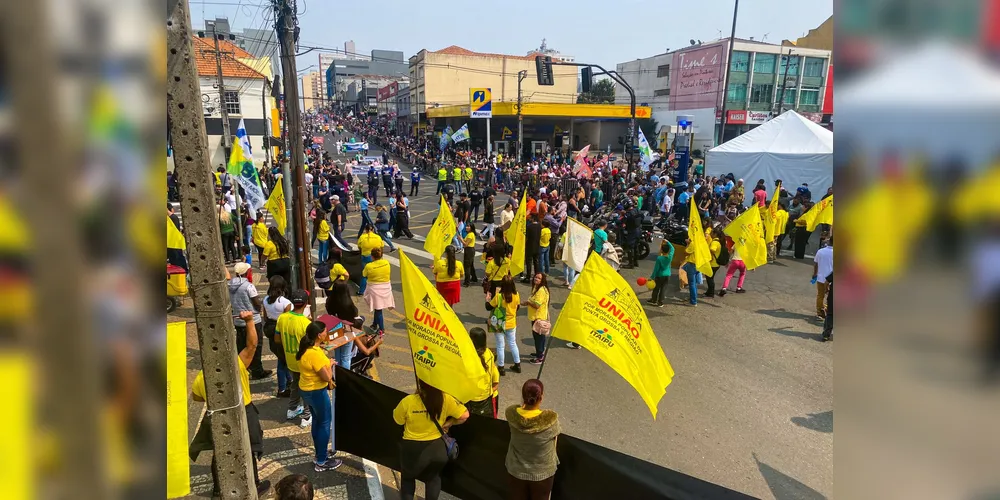 Mobilização reuniu cerca de 120 pessoas em frente à Estação Arte, em Ponta Grossa