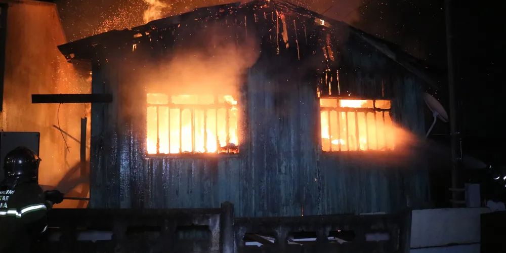 Casa foi tomada pelas chamas