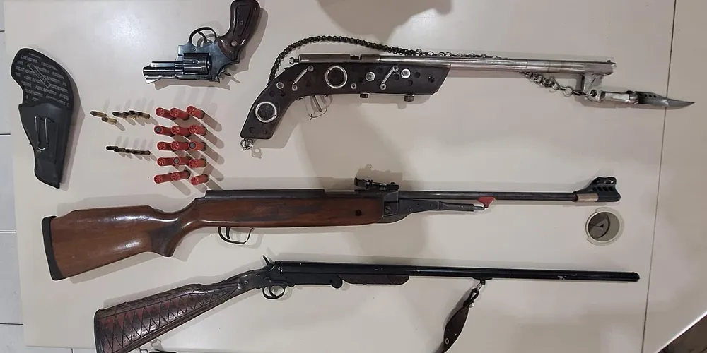Armas e munições foram apreendidas e levadas para a delegacia