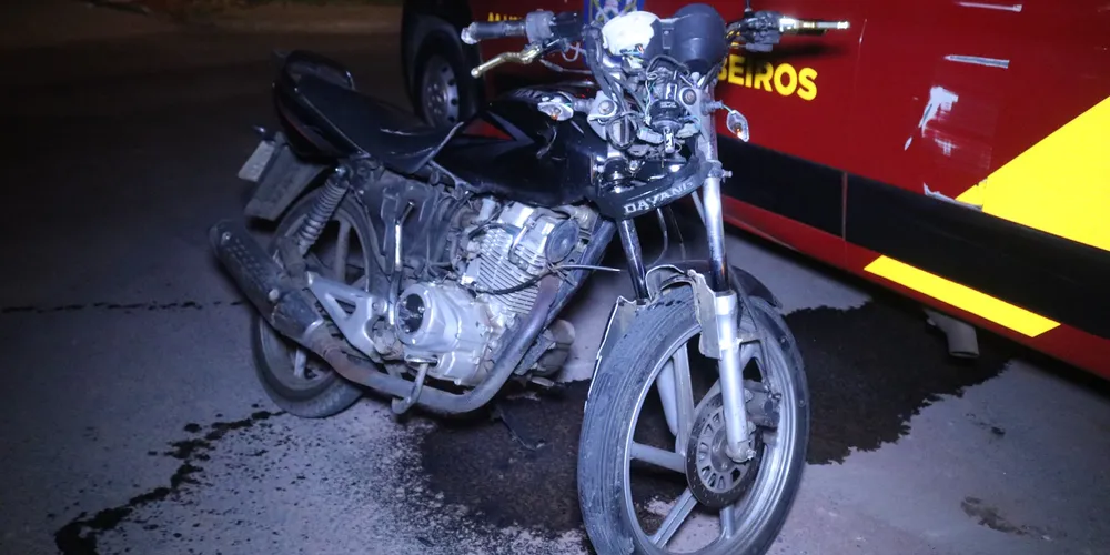 Motocicleta teve vários danos na parte dianteira. O piloto ficou ferido
