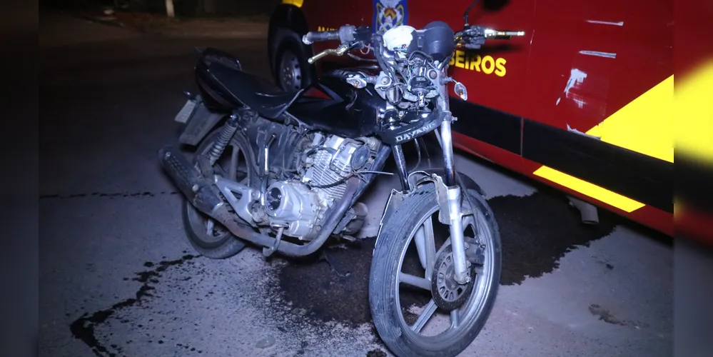 Motocicleta teve vários danos na parte dianteira. O piloto ficou ferido