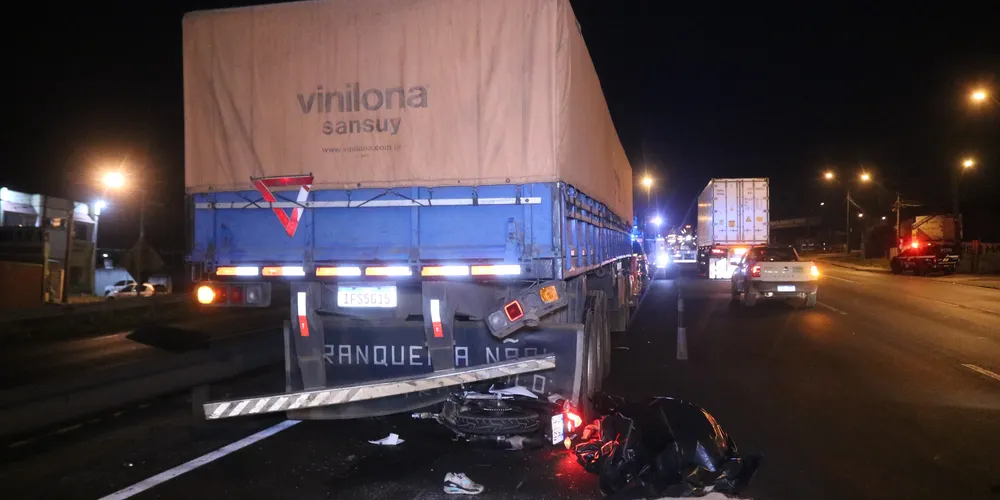 Caminhão estaria quebrado na via, quando houve a colisão