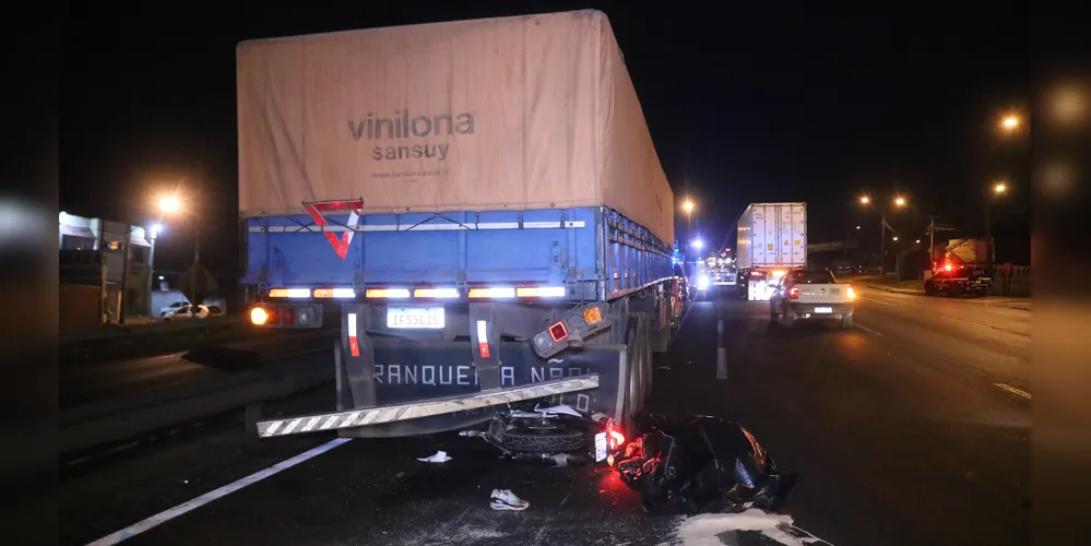 Caminhão estaria quebrado na via, quando houve a colisão