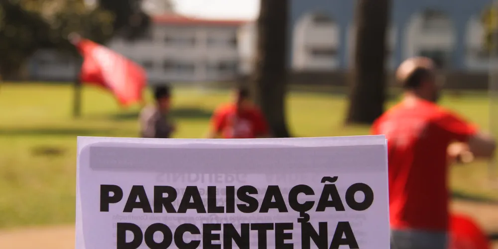 Professores da UEPG paralisam atividades em defesa dos direitos.