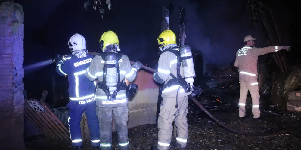Brigadistas do Corpo de Bombeiros atuaram no controle do incêndio