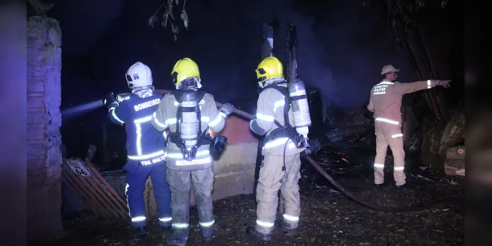 Brigadistas do Corpo de Bombeiros atuaram no controle do incêndio