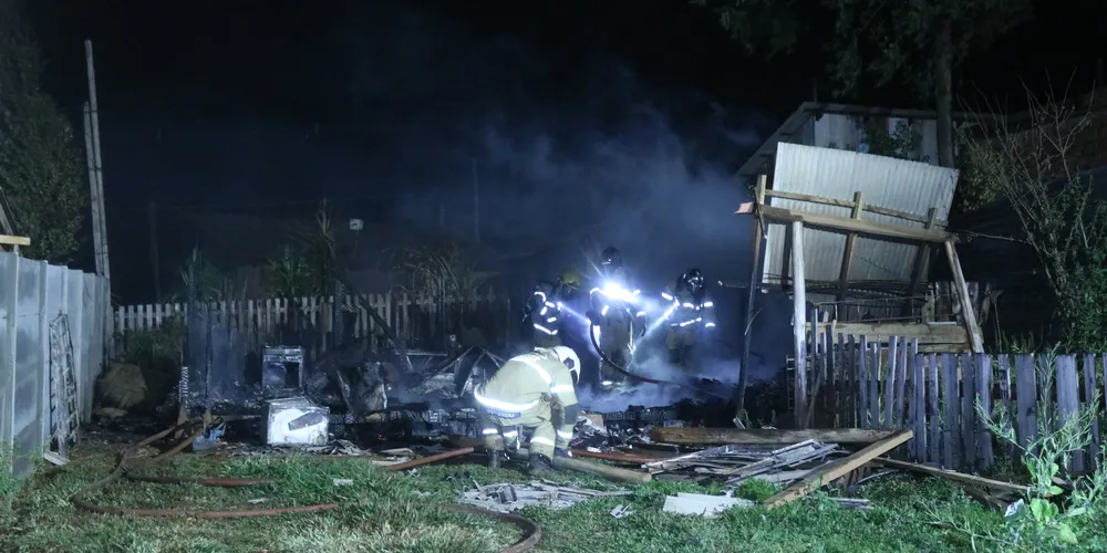 Fogo se espalhou rapidamente e destruiu a estrutura