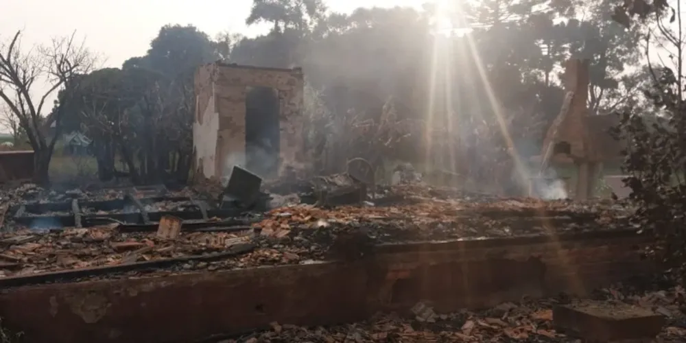 Equipe do Corpo de Bombeiros fizeram o rescaldo dos escombros