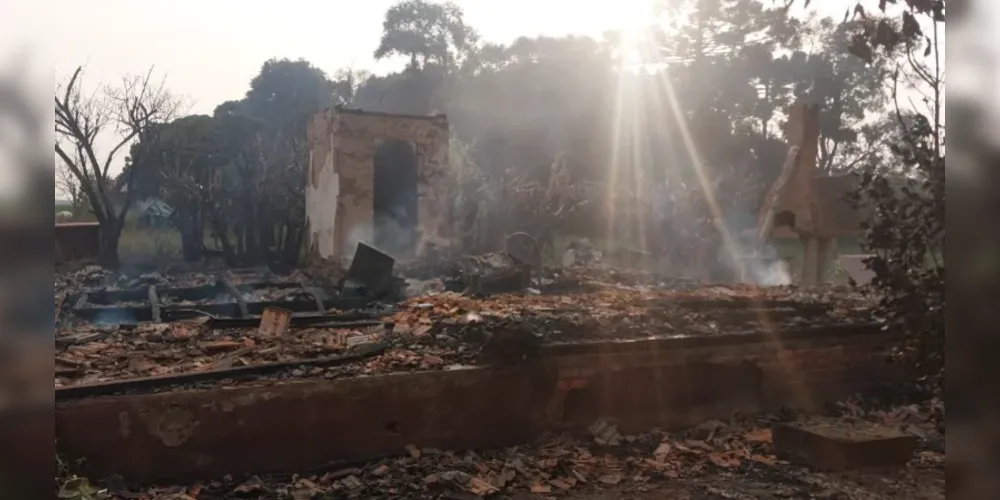 Equipe do Corpo de Bombeiros fizeram o rescaldo dos escombros