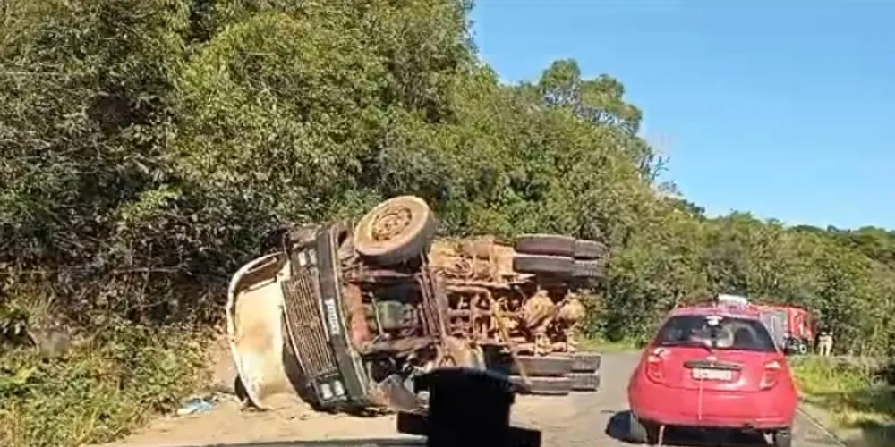 Imagem ilustrativa da imagem Caminhoneiro se fere em tombamento em Itaiacoca