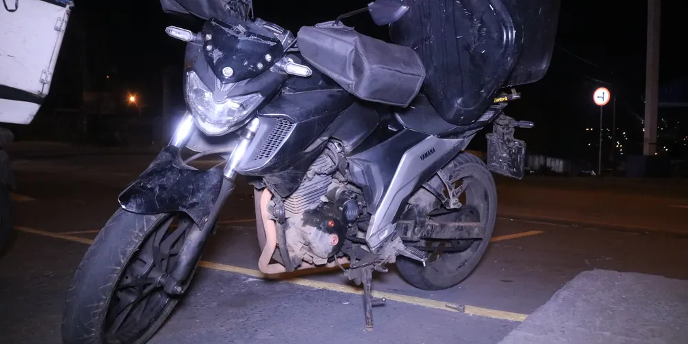 Homem caiu após a roda da moto travar
