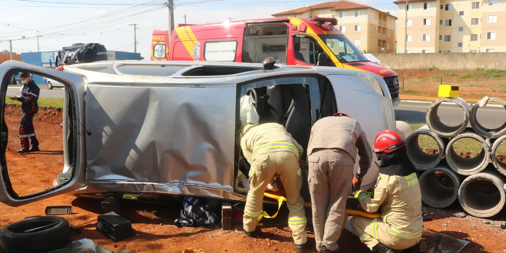 Acidente aconteceu no início da tarde deste sábado no bairro de Uvaranas