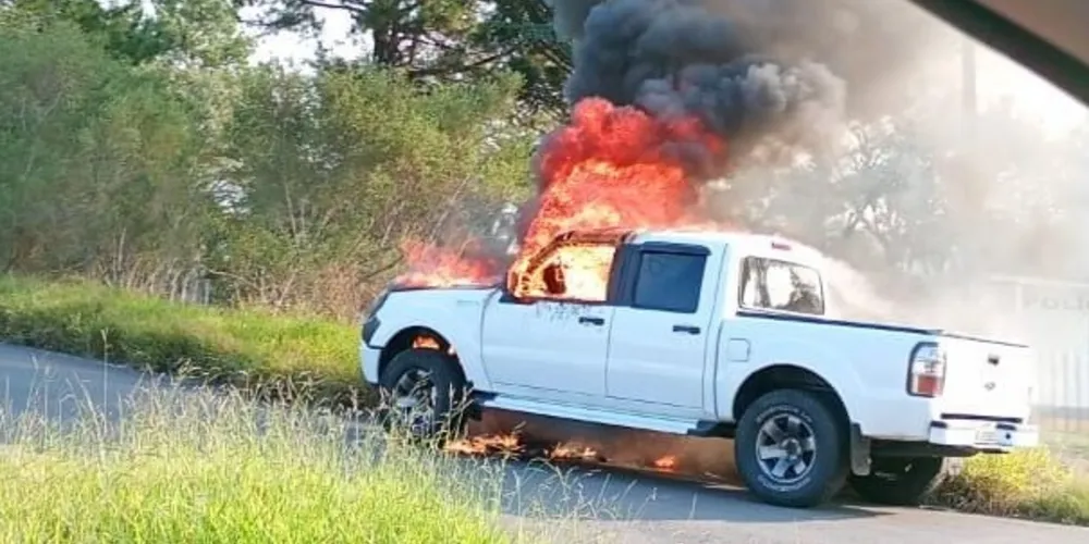 Veículo pegou fogo no compartimento do motor