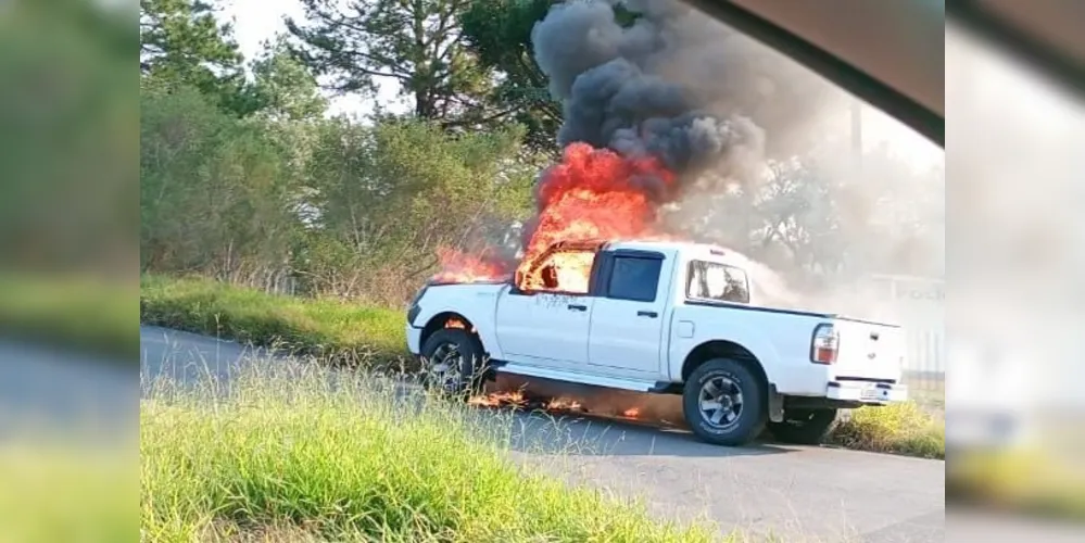 Veículo pegou fogo no compartimento do motor