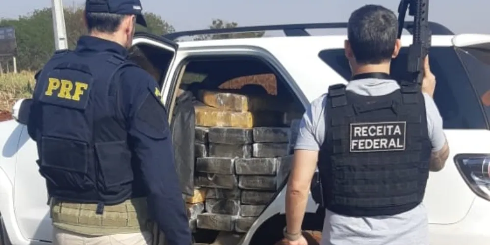 Ao todo, 1.034 quilos de maconha foram apreendidos; o motorista não foi encontrado