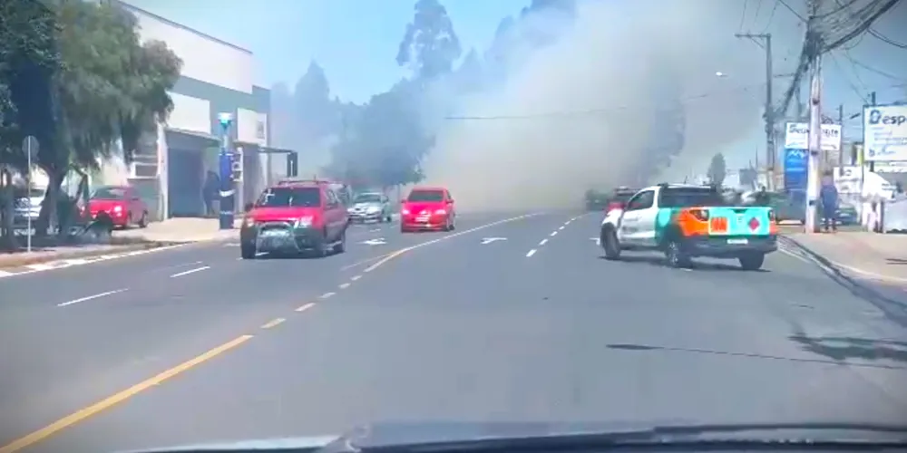 Fumaça tomou a rua Nicolau Kluppel Neto, dificultando a visibilidade no local