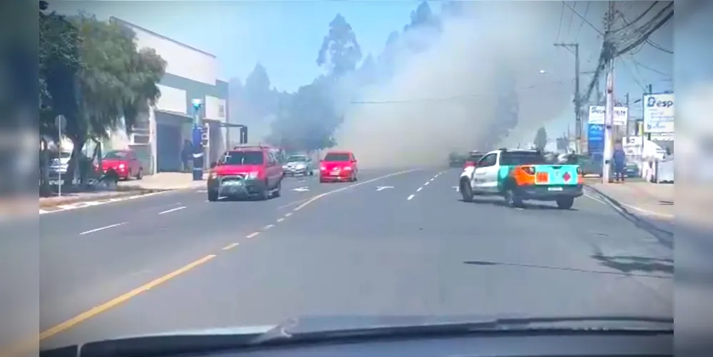 Fumaça tomou a rua Nicolau Kluppel Neto, dificultando a visibilidade no local