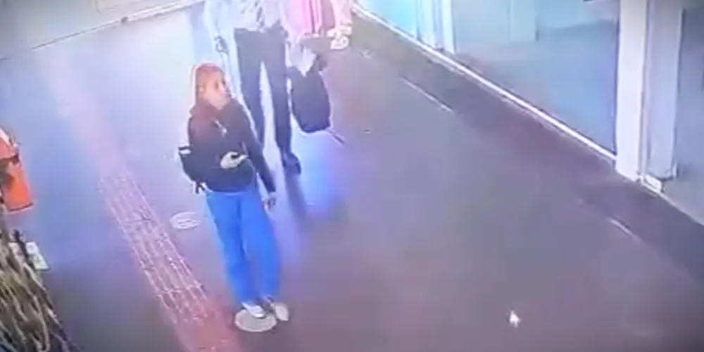 Câmeras de monitoramento flagraram a jovem na última terça-feira (27)