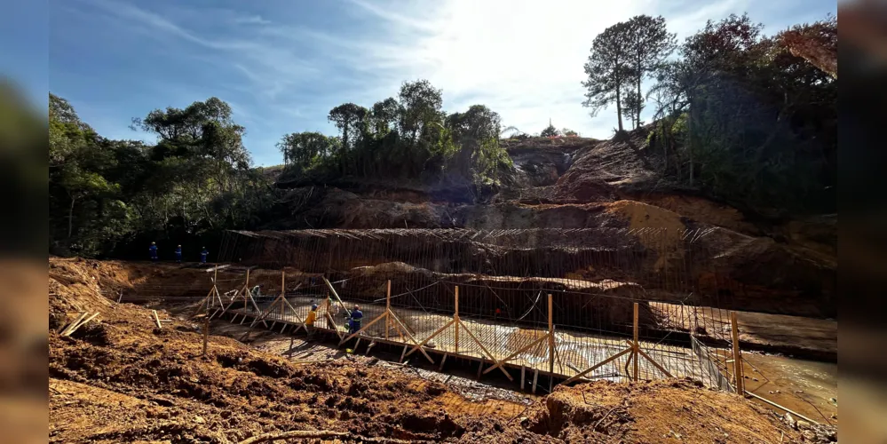 Obra está em fase de construção de bueiro celular