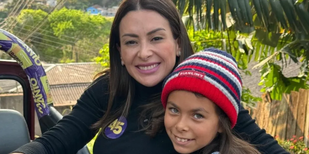 Mabel Canto (PSDB) durante atividades de campanha em bairros de Ponta Grossa