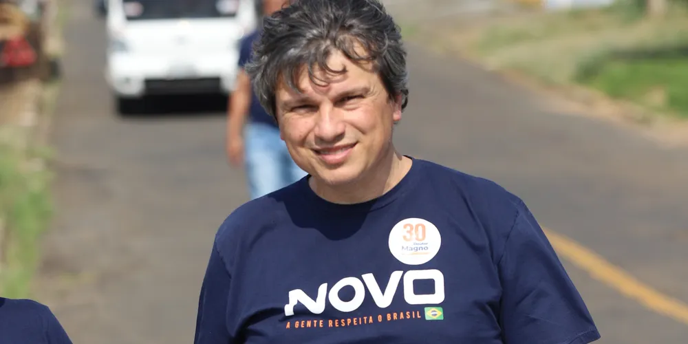 Dr. Magno Zanellato (Novo) durante ação de campanha eleitoral