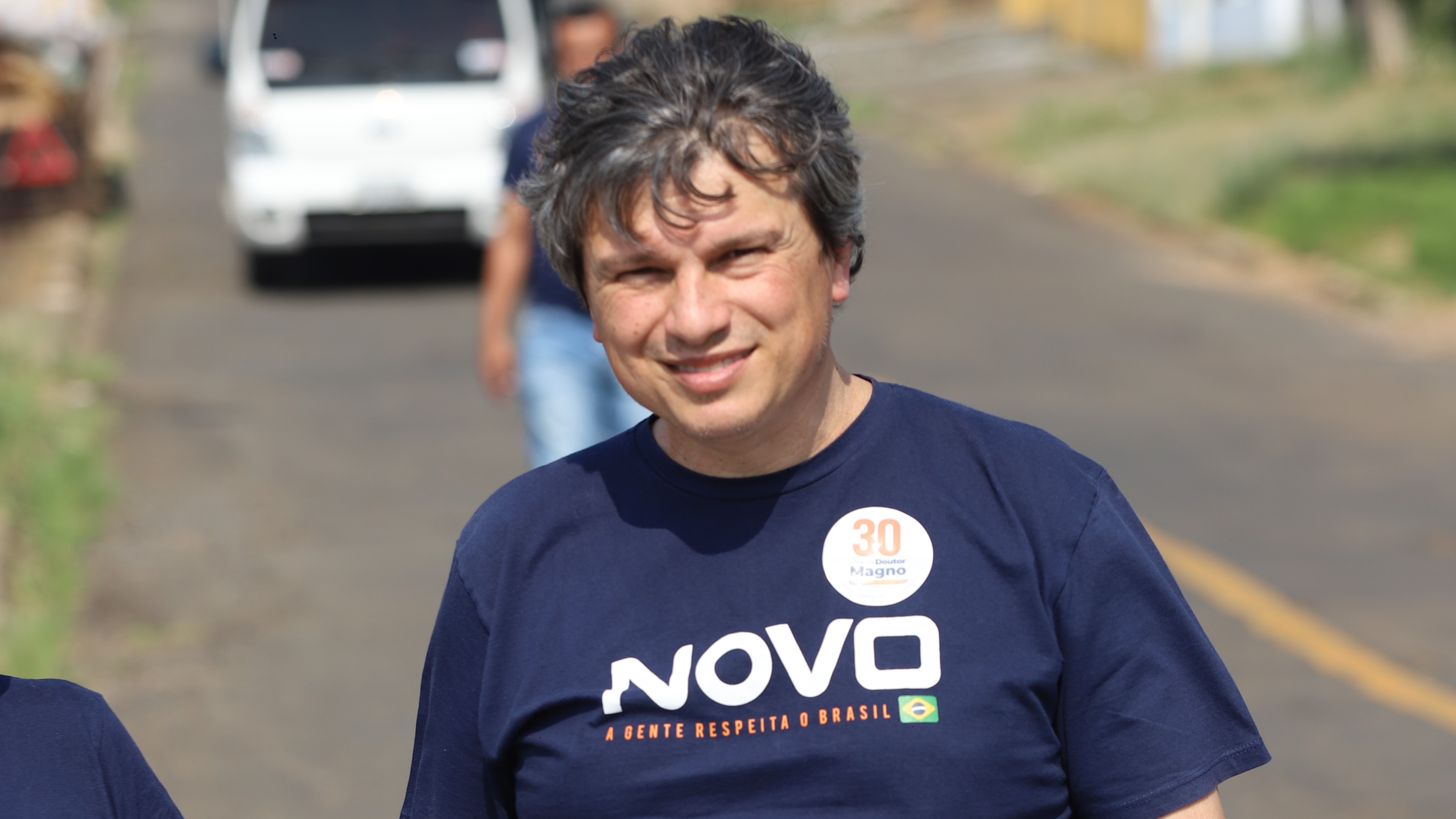 Dr. Magno Zanellato (Novo) durante ação de campanha eleitoral