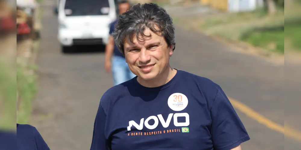 Dr. Magno Zanellato (Novo) durante ação de campanha eleitoral