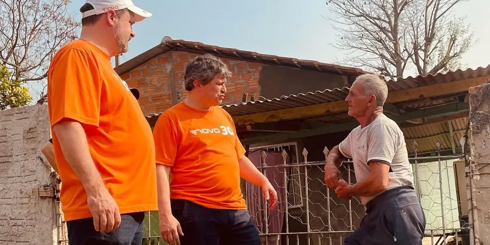 Dr. Magno e Beto Okazaki realizam caminhadas por vilas de Ponta Grossa e buscam aproximação com eleitorado