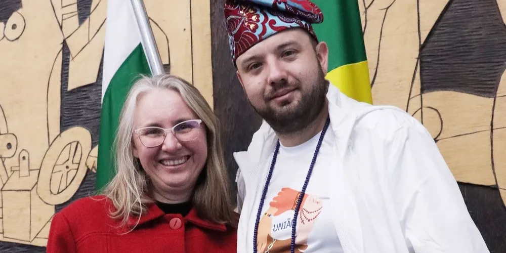 Vereadora Josi Kieras (PT) e Babalorixá Hallison Mocelin, na Câmara Municipal de Ponta Grossa