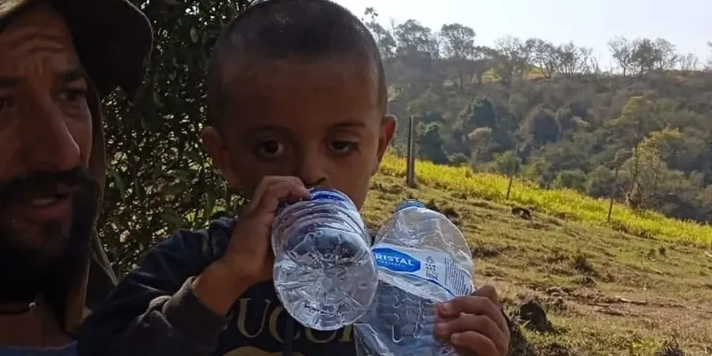 Menino está consciente e orientado