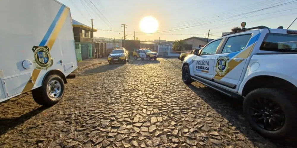 Homicídio aconteceu na manhã desta quinta-feira (25), na rua Erveira, em Ponta Grossa