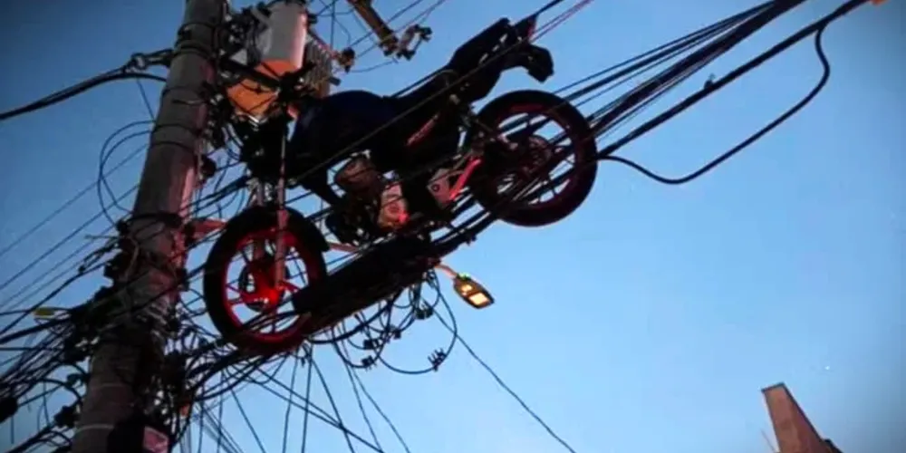 Veículo ficou preso numa fiação elétrica